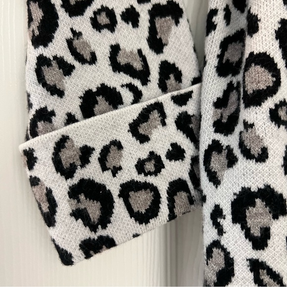 TAHARI Boatneck Leopard Print 3/4 Length Cuffed Sweater. Woman’s Small - Picture 4 of 7